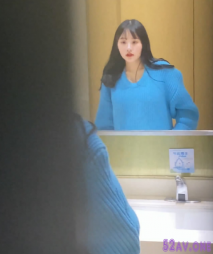 一月最新流出國內廁拍大神潛入商場女廁偷拍在酒吧嗨完來吃夜宵的美女尿尿，本期有幾個高顏值美女