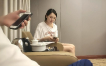 極品尤物肉嘟嘟御姐風情十足很勾人 衣服都不脫就迫不及待抱緊揉捏奶子添吸親吻，這肉體銷魂，啪啪猛烈狂操