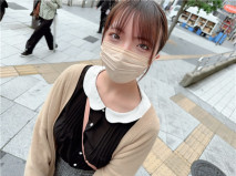 敏感度出眾的E罩杯優等生美女，口交時發出沙沙的聲音，用雞巴刺激子宮和G點的話，就會發出無法停止的聲音。