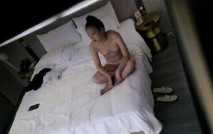 酒店偷拍 丸子頭美女被男人強行分開雙腿 一口就含了上去 傳教式打樁 看樣子要把蛋都頂進去