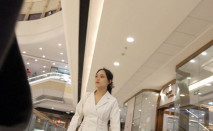 購物中心一路跟蹤抄底不穿內褲的美少婦 乾凈的美鮑魚真想把手伸進去摸一摸