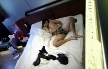 天眼偷拍 穿衣顯瘦 脫衣有肉的巨乳美女來事了 被小赤佬隔著內褲猛頂 還跟兒子一樣吃奶