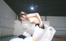 游泳館內部員工偷拍白白嫩嫩的小姐姐沖涼換衣服 人美身材也火爆