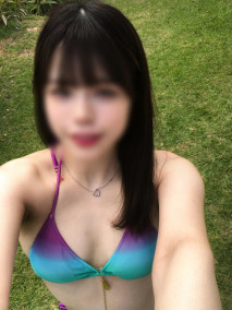 [太可愛的女友拍攝］ 無修正！南國旅行讓人情緒高漲！令人尷尬的露出乳房和陰部！並以女騎乗位和正常位姿勢連續被操兩次