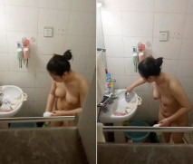 爬牆偷窺樓下工友的老婆洗澡這身材還是不錯的