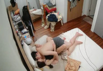 黑客破解家庭網路攝像頭偷拍 正值狼虎之年夫妻房事老婆被舔的時候估計是爽感上頭一直手揉著自己的葡萄