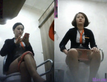 大神潛入某4S店女職工衛生間定點安裝針孔偸拍多位絲襪制服美女方便，穿紅色內褲美女翹個二郎腿尿尿