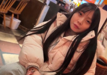 與青梅竹馬的禁忌邂逅。吸吮著她柔軟自然的H罩杯乳房，在她達到高潮時發出愉悅的呻吟。如此情色，你一定會想親眼目睹她這般淫樣。