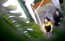 偷窺年輕情侶開房女孩有點作 男友可不慣著直接趴光了強上