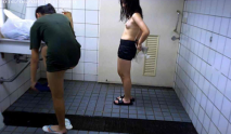 更衣室偷拍學校游泳課 兩個學妹換衣服,還用夾子音模仿另一個女同學說,我來大姨媽了，不能下水,我要請個假