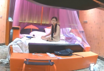 貴在真實，情趣酒店全景偸拍一對百合小姐姐開房磨豆腐，極品身材美女先來段艷舞勾引，四眼女拿出道具69互舔激情四射