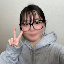 【首次拍攝】19歲的文學系書呆子女生。一位經濟拮据的純真女大學生報名參加拍攝。她被一位叔叔猛烈地抽插，一邊翻白眼一邊抽搐。她說：「別射在裡面…」但他置之不理！在她毛茸茸的陰道裡中出。