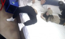 天眼1號房 漂亮女人有一對吊鐘乳 換上情趣套裝跟情人盤腸大戰 男人後入猛操 奶子瘋狂甩動