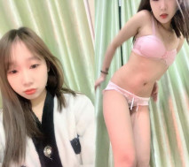 肉嘟嘟甜美小公主，新人可愛粉色內衣，全裸自慰，道具自慰插穴，少毛小蝴蝶