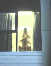 高清偷拍馬路對面民宿 一對年輕情侶做愛不拉窗簾 妹子發現被偷拍也不驚慌豎起中指挑釁