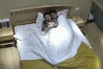 上帝視角 看起來忠厚地老實的男人玩得賊花 先讓美女穿黑絲 再一手夾煙一手扣逼 操逼直接猛砸