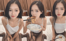 輕度M調教圈最有名氣女神-靈靈【樹屋輕調】下海開播，妖艷漂亮 身材頂級 完美尤物 絲襪美腿 無敵騷 吃飽用假雞巴插水汪汪