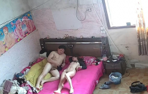 《居家攝像頭破解》大叔早上起來要和白嫩的媳婦打一炮才肯去幹活