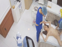 《美容院監控破解》給陰毛做造型的白嫩美少婦