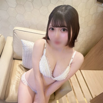 【18歲】超可愛的白皙美肌F罩杯突然中出解禁♡必看視頻，看她如何臣服於粗大的陰莖，然後達到高潮！！