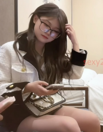 學生妹探花 網約首次下海的鄰家精神眼鏡小妹，又害羞又騷_叫聲超誘人