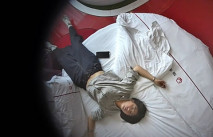 七月最新流出情趣酒店白色大圓床偷拍 很久沒碰過女人的大叔幽會同鄉少婦瘋狂激情舔逼玩