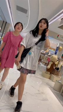 KFC 氣質姊妹倆逛百貨 輪流後拍 白棉底微濕