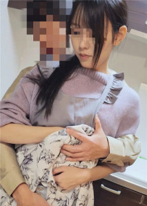 大小姐長大的可愛美人妻子的借款回收中，偽裝成快遞業者侵入她家。 無視丈夫的歸來，在廚房裏執拗地玩弄美腿和大陰蒂，陰道中釋放出濃厚的精液。