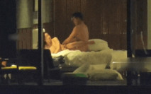 2025年4月最新，【五星級酒店窗外偷拍】，寂寞男女相約幹了50分鐘，女主屁股非常圓潤