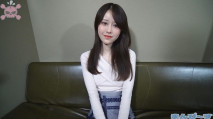 最新流出無修正系列 高質約炮網紅臉清純鄰家小妹甜美可人白皙苗條，無套中出內射無毛嫩逼