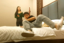 【69口嗨哥】約操外圍少婦，肉感身材大奶子，埋頭吃屌騎乘位，服務態度不太行