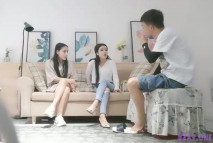 千人斬嫖老師約了兩個嫩妹玩雙飛，左擁右抱扣逼玩弄口交站立後入，台子上抽插呻吟嬌喘