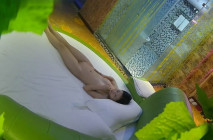 酒店偷拍沒長幾根逼毛的學妹做兼職被長得像日本相撲的胖哥操哭