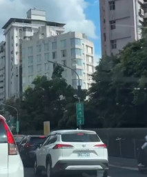 情侶飯店激戰沒拉窗簾被看光光