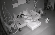 【破解家用攝像機】極品細腰豐臀小騷貨性癮好強 裹硬睡著的紋身小哥騎乘上去猛搖 太騷了