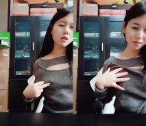 寂寞的財務姐姐露臉上著班發騷好刺激，聽狼友指揮掏出奶子自己舔乳頭都漏出來了，逼逼裡塞著跳蛋抽插好騷啊