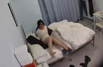 新流出大學城附近酒店偷拍 學生情侶外表詩文的反差婊眼鏡學妹拔下男友褲子挑逗求操