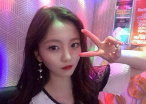 小可愛仙女、紅色衣服太配了，無毛小穴、手指掰開給你看子宮！