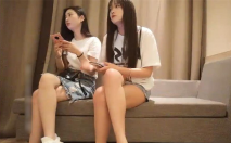 約會兩個漂亮小姐姐留下長髮短裙妹子 眼光真好 美女一會舔吸雞巴一會穿上情趣透視騎乘做愛啪啪呻吟好聽