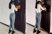 海角社區泡良大神跟著房東後面陪她貼小廣告 路邊和母狗房東車震中途拉出車外站馬路牙子上操她騷穴全部射滿