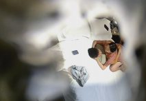 新流出酒店高清偷拍 學生情侶反差婊眼鏡妹進房就壓在男友身上求操古怪表情可愛