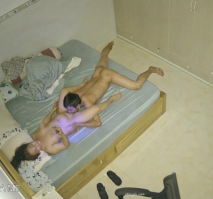 新流出黑客破解家庭網路攝像頭偷拍 舔逼狂給玩手機的媳婦花式舔逼熱身快高潮才用大屌插入衝刺