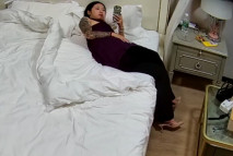 公寓酒店 2025.8.30. 紋身妹和男朋友開房，這男的不行，銀樣蠟槍頭，不如換你們上