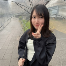 8頭身材苗條的白皙皮膚美女。 “請放進去”的懇求的樣子漸漸混亂了。 一邊激烈地衝刺柔軟緊繃的美臀，一邊濕了的身體好幾次高潮，向陰道深處中出。