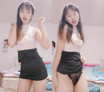 新來的小妞兼職賺外快，全程露臉乖巧可愛，聽狼友指揮慢慢脫光刺激狼友，奶子好嫩洗澡誘惑，起來狼友來幹她