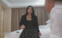 山野探花酒店約炮 約聊了一個多月的140斤豐滿少婦，寂寞性欲強，爆操出白漿掰穴玩逼