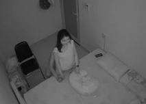 咸濕房東出租屋房內偷裝攝像頭偷拍 租客日常性生活小哥指口並用給媳婦調情後啪啪