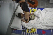 上帝視角 一對飢渴小情侶 進來衣服褲子都沒脫先來一發 才開始換床單 換完沒一會第二炮就開始了