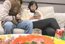 【瘦猴子探花】專攻良家，最近剛聊的眼鏡妹妹，喝完酒醉了，扒掉衣服沙發上操，搞起來好騷