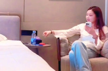 約大波的氣質妹子，身材很好，真胸摸起來很舒服